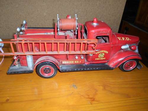 VINTAGE TIN PLATE REPLICA CAR. FIRE DEPARTMENT TRUCK @@@ CRAAZZY LOW START
