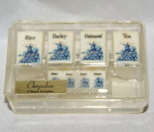 GORGEOUS VINTAGE DOLLS HOUSE ACCESSORIES... 8 PIECE KITCHEN STORAGE SET