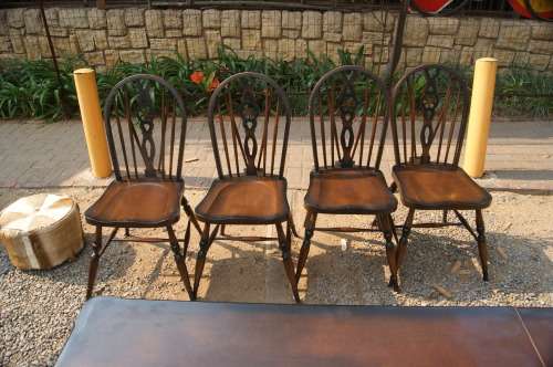 SET OF 4 VINTAGE OAK WINDSOR WHEELBACK CHAIRS....BID ON THE SET