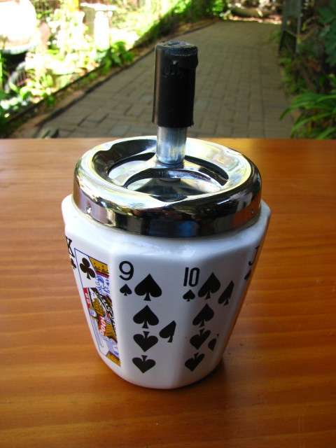 STUNNING AND UNUSUAL VINTAGE SPINNING ASHTRAY WITH PLAYING CARD PATTERN