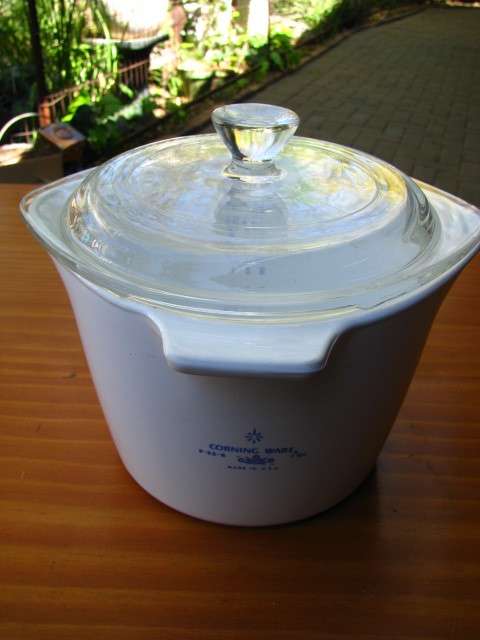 A VINTAGE CORNING WARE BLUE/WHITE 3 SIDED MEASURING POURER AND LID