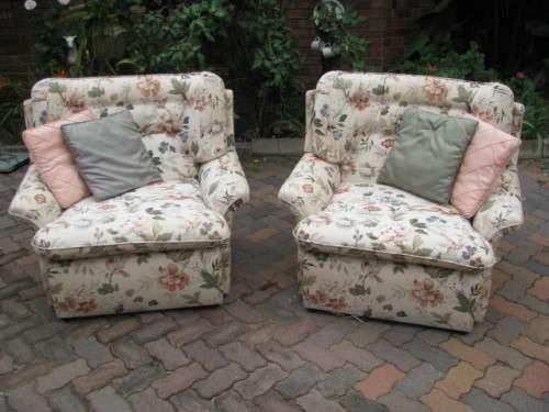 A PAIR OF VINTAGE SANDERSON LINEN EASY CHAIRS IN VERY GOOD CONDITION / BID PER CHAIR