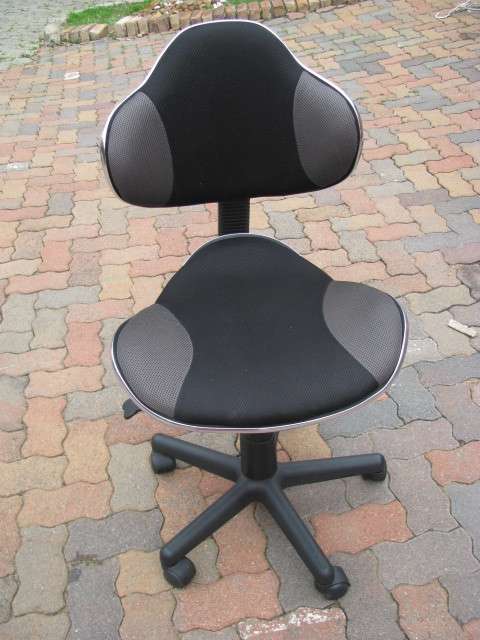 HIGH QUALITY OFFICE CHAIR WITH CHROME STRIPS