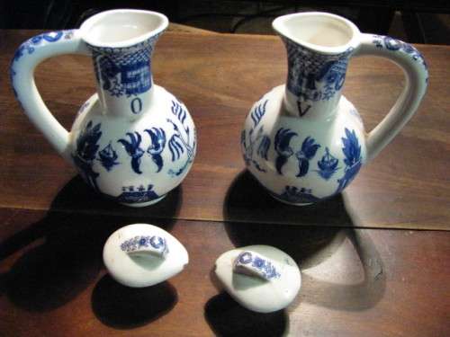 DM84Sale VINTAGE BLUE AND WHITE CHINESE OIL & VINEGAR BOTTLES @@@ Crazy Low R1 Start