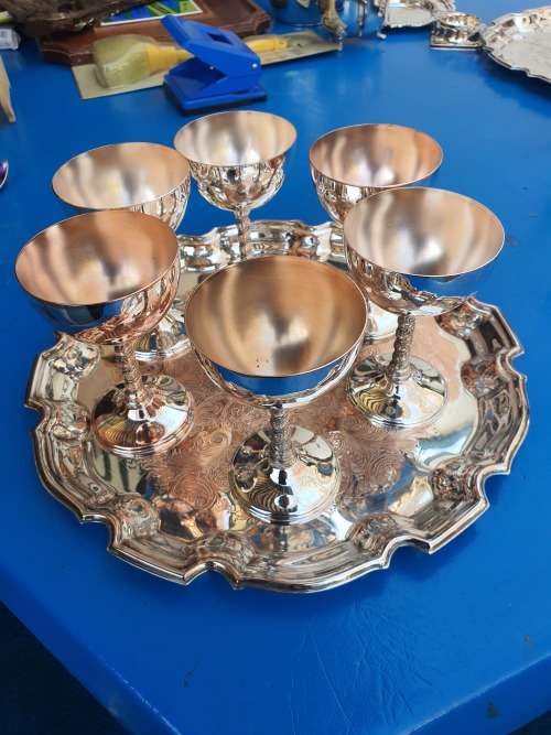 ABSOLUTELY BEAUTIFUL SET OF 6 GOBLETS ON TRAY .