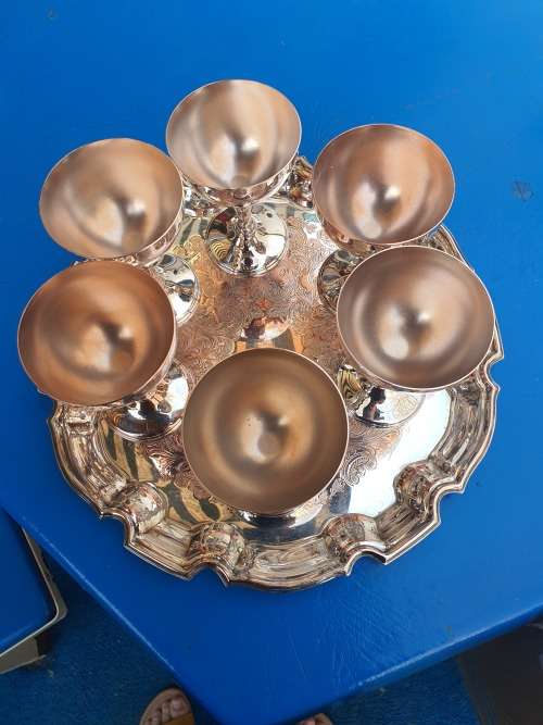 ABSOLUTELY BEAUTIFUL SET OF 6 GOBLETS ON TRAY .
