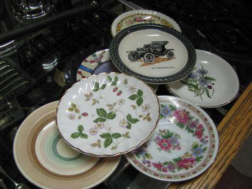 A JOBLOT OF PLATES......... SUSIE COOPER, WEDGWOOD, CAULDON ETC