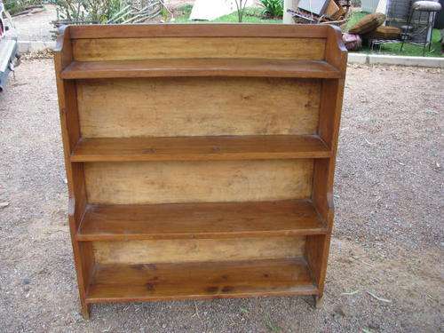 A FUNCTIONAL VINTAGE OREGON BOOKSHELF WITH GRADUATED SHELVES