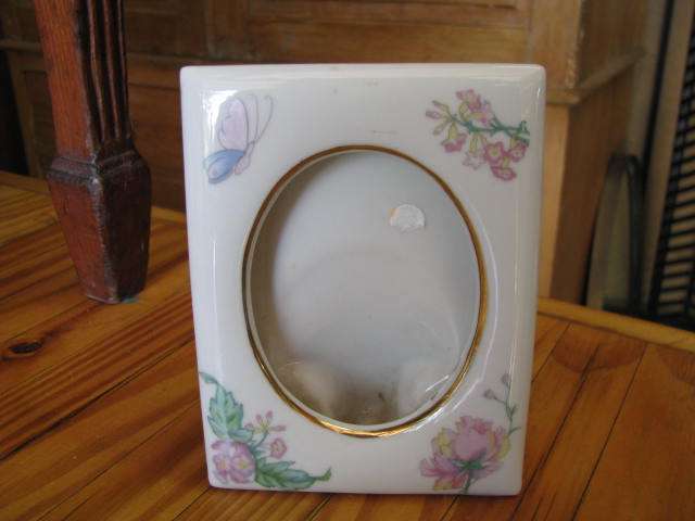 A PRETTY PORCELAIN PICTURE FRAME @@@CRAAAZZZYYY R1 START!!!!