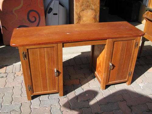 %% A NICE FUNCTIONAL SEWING MACHINE CABINET WITH PLUG POINTS FITTED %%