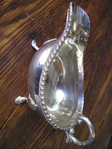 @@@ A GRAVY BOAT ON PAW FEET @@@