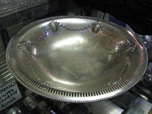 A ROUND VINTAGE BOWL WITH PRETTY DETAIL