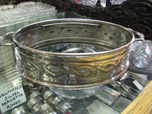 A DISH HOLDER ON PAW FEET WITH PRETTY DETAIL