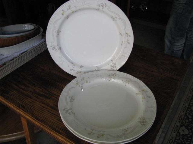 %%%% A HUGUENOT ROYALE DINNER PLATE......3 AVAILABLE %%%%