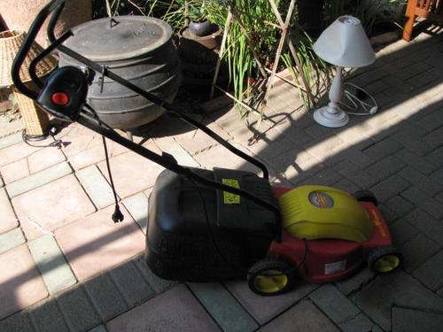 A WOLF TOWNHOUSE ELECTRIC LAWNMOWER........ USED ONCE !!!!!!!!!!