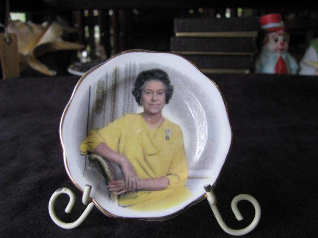 HRH THE QUEEN (ELIZABETH) DISPLAY PLATE...MADE IN ENGLAND