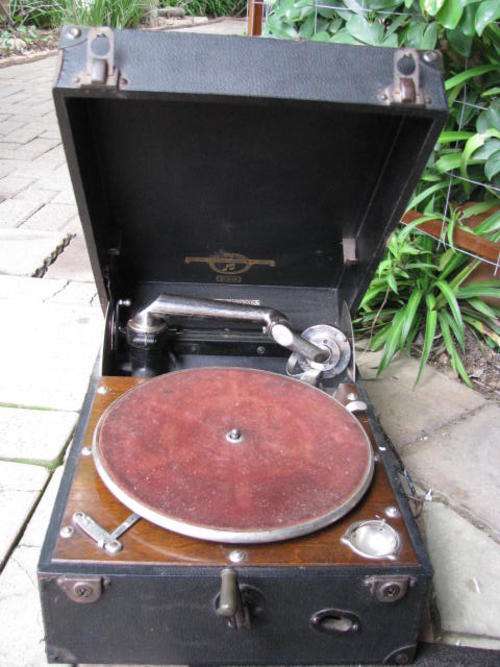 %% A STUNNING COLUMBIA GRAMOPHONE........... NICE FULLY FUNCTIONAL PORTABLE PIECE..... %%