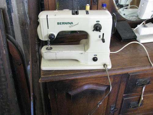 %% A BERNINA RECORD SEWING MACHINE WITH ORIGINAL CASE %%