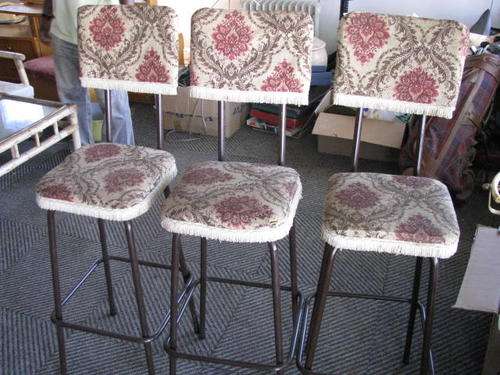 A SET OF 3 1950'S BAR STOOLS. LOVELY RETRO ITEMS !!!!!!....... PLEASE NOTE BID IS PER EACH