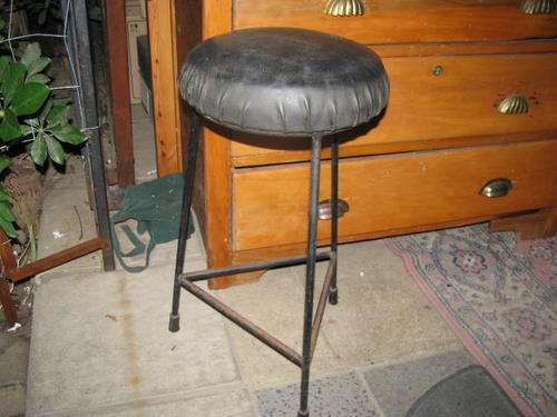 A RETRO 1970'S ORIGINAL BAR STOOL ..... LOOKS LIKE A BOTTLE TOP...WHAT FUN@@@ CRAAZZYYY R1 START