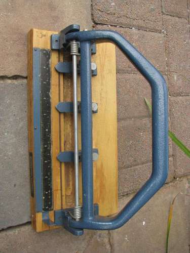 Waltons Discount Stationers Very Large Adjustable Punch