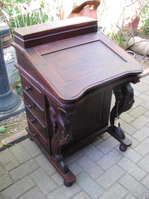 %% A WELL MADE DAVENPORT........... WITH FITTED INTERIOR %%