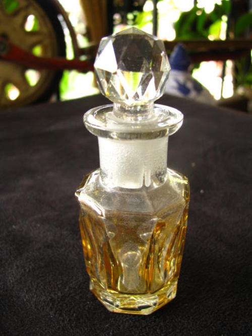 A VINTAGE PERFUME BOTTLE..........YELLOW  WITH GROUND GLASS STOPPER