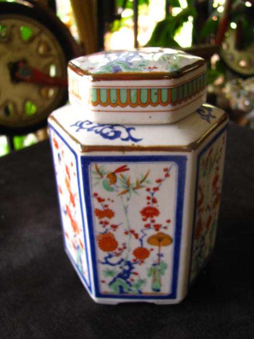 THE TOSCANY COLLECTION JAPAN..... ORIENTAL JAR WITH LID