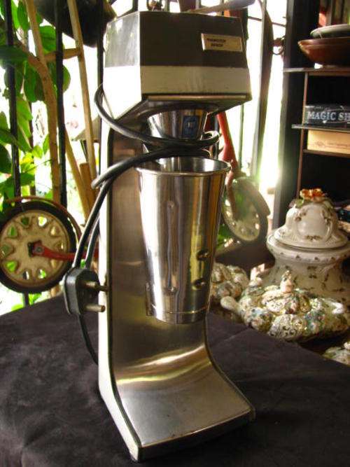 A FULLY FUNCTIONAL HAMILTON BEACH MILKSHAKE MAKER......... LOVELY RETRO ITEM