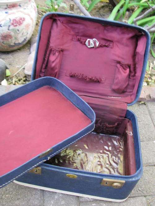 A BEAUTIFUL RETRO 1950'S / 60'S VANITY CASE LINED IN SATIN...IN NICE CONDITION