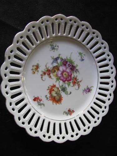 A BEAUTIFUL ANTIQUE VICTORIAN RIBBON PLATE WITH PIERCED BORDER