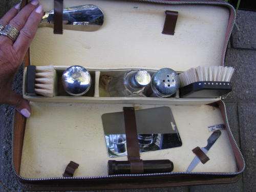 A VINTAGE TRAVELLING TOILETRY SET IN LEATHER CASE ENGLAND .....CRRAAZZZY R1 START