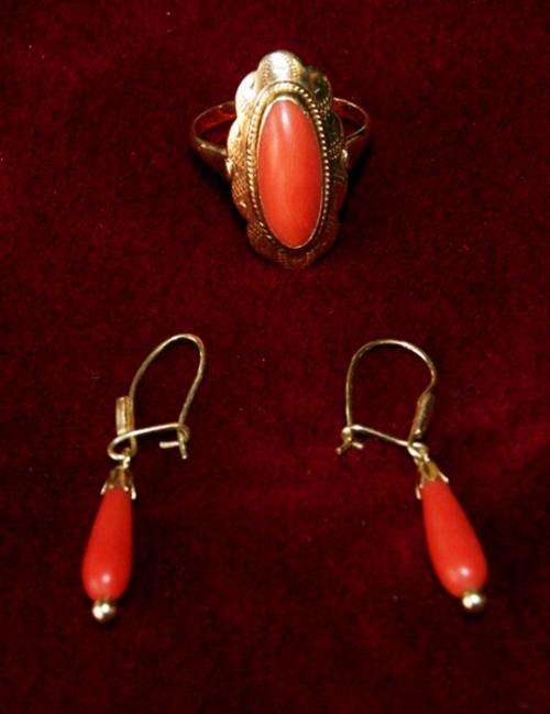 STUNNING 14ct GOLD RING WITH FIRE CORAL AND MATCHING 14ct EARRINGS (7g) @@@ CRAZY R1 START
