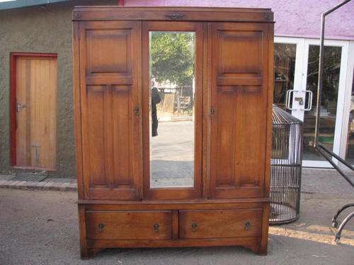 A LOVELY 3 DOOR OAK WARDROBE WITH BEVELLED MIRROR & 2 DRAWERS...CIRCA 1910-1915