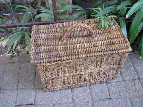 A SIMPLY STUNNING HAND CRAFTED AND VINTAGE  PICNIC BASKET..@CRRRRAAAAZZZY R1 START......