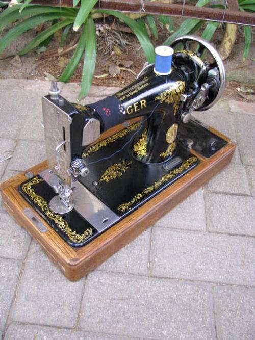 I HAVE NEVER SEEN A SINGER SEWING MACHINE IN THIS CONDITION.... ALL GILDING AND PAINTWORK IMMACULATE