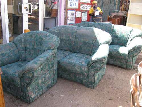 A LOVELY COMFORTABLE LOUNGE SUITE........ LOVELY SHAPE ......@ CRRRAAAZZZYY R1 START.