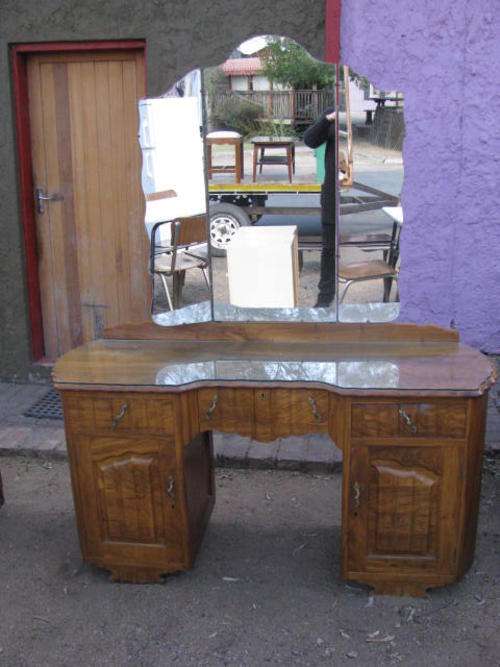 WHAT A FIND !!!!!!!!STUNNING 1930'S/1940'S 3 MIRROR KIAAT DRESSING TABLE . EXCELLENT CONDITION