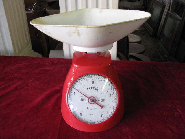 A RED AND WHITE SALTER SCALE.. MADE IN ENGLAND @ CRRRAAAAAZZZZZY R1 START..