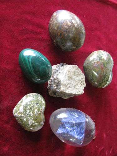 6 LOVELY STONES....... 2 HEART SHAPED, 3 EGG SHAPED, 1 ROUGH.@ CRRRAAAZZZY R1 START..