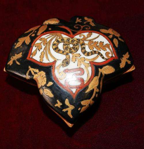 OLD ORIENTAL HAND PAINTED MAPLE LEAF TRINKET BOX@@@ CRAAZZYYY R1 START