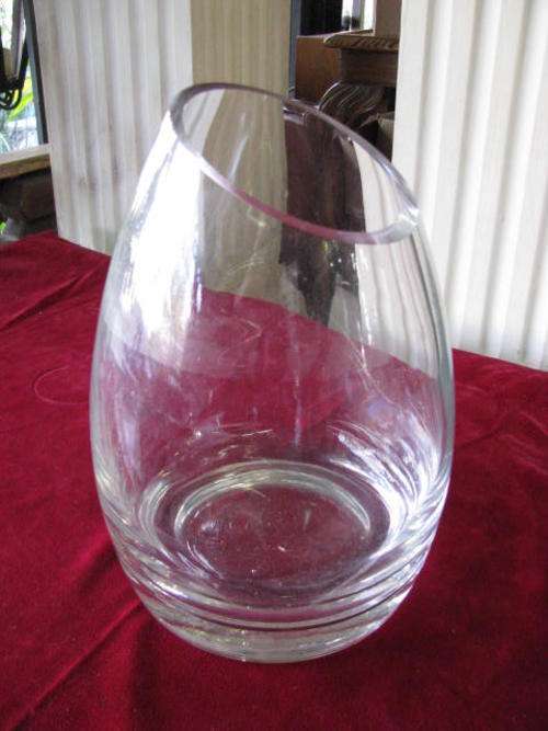 A CLEAN LINED  , HEAVY CRYSTAL VASE  @ CRRAZZY R1 START..