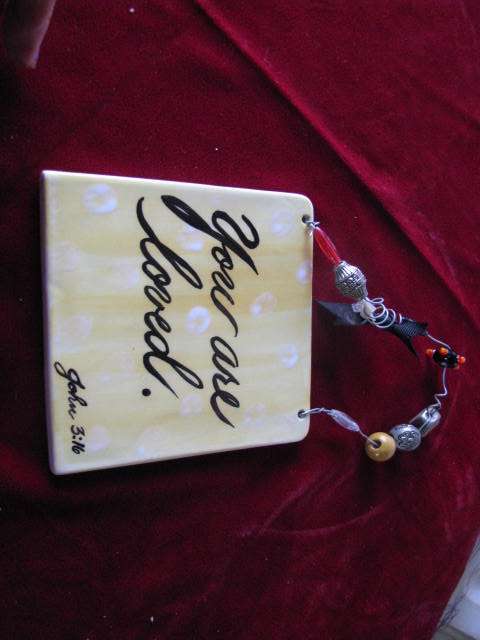 A RELIGIOUS HAND PAINTED TILE JOHN 3 : 16 BY C GROGAN .@ CRRRAAAZZZY R1 START..