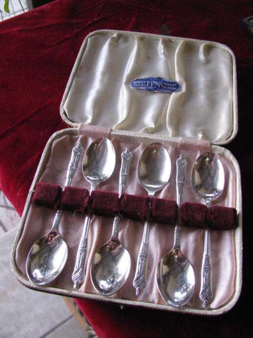 A SET OF 6 APOSTLE SPOONS IN ORIGINAL BOX, SHEFFIELD ENGLAND .........IN IMMACULATE CONDITION