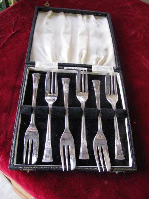 A SET OF 6 ANGORA SILVER PLATED CAKE FORKS  IN ORIGINAL BOX, ENGLAND .........IN GOOD CONDITION