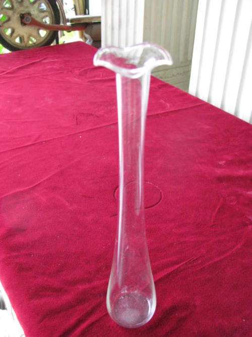 A LOVELY GLASS VASE WITH FLUTED RIM @@@ CRAZZZY R1 START