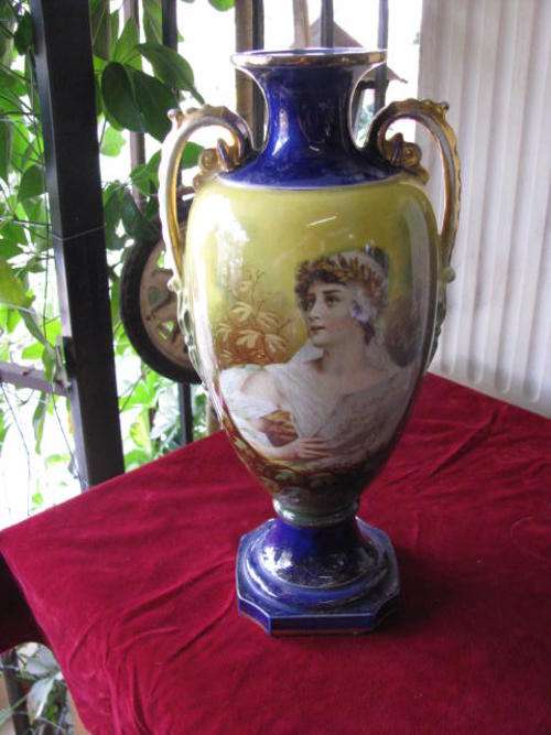 AN ANTIQUE A.G. HARLEY JONES ART NOUVEAU TALL VASE..SIGNED BY THE ARTIST DE BRAY
