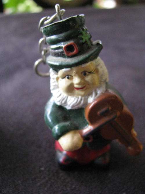 A GORGEOUS VINTAGE GNOME WITH TALL GREEN HAT PLAYING THE VIOLIN ORNAMENT @CRRAAAZZZY R1 START