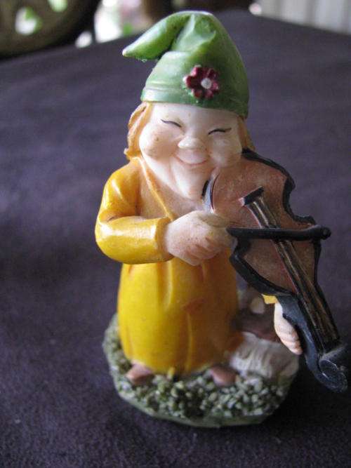 A CUTE VINTAGE  GNOME ORNAMENT.... VIOLIN PLAYER IN NIGHTWEAR@CRRAAAZZZY R1 START