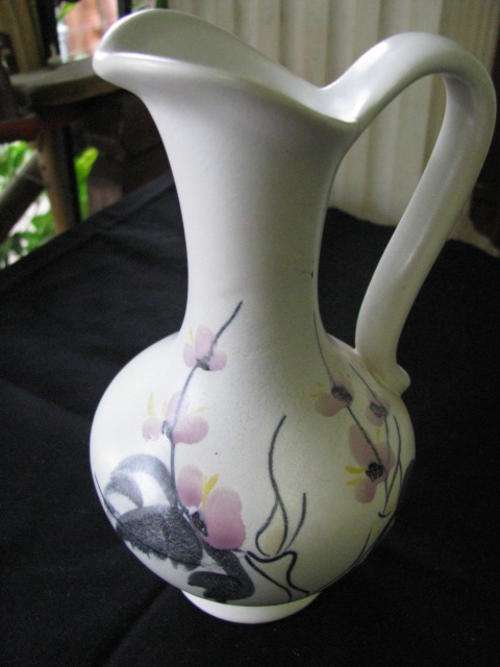 A LOVELY VINTAGE VASE IN THE SHAPE OF A JUG...WITH HANDLE... VERY PRETTY ITEM  @ CRRAAZY R1 START